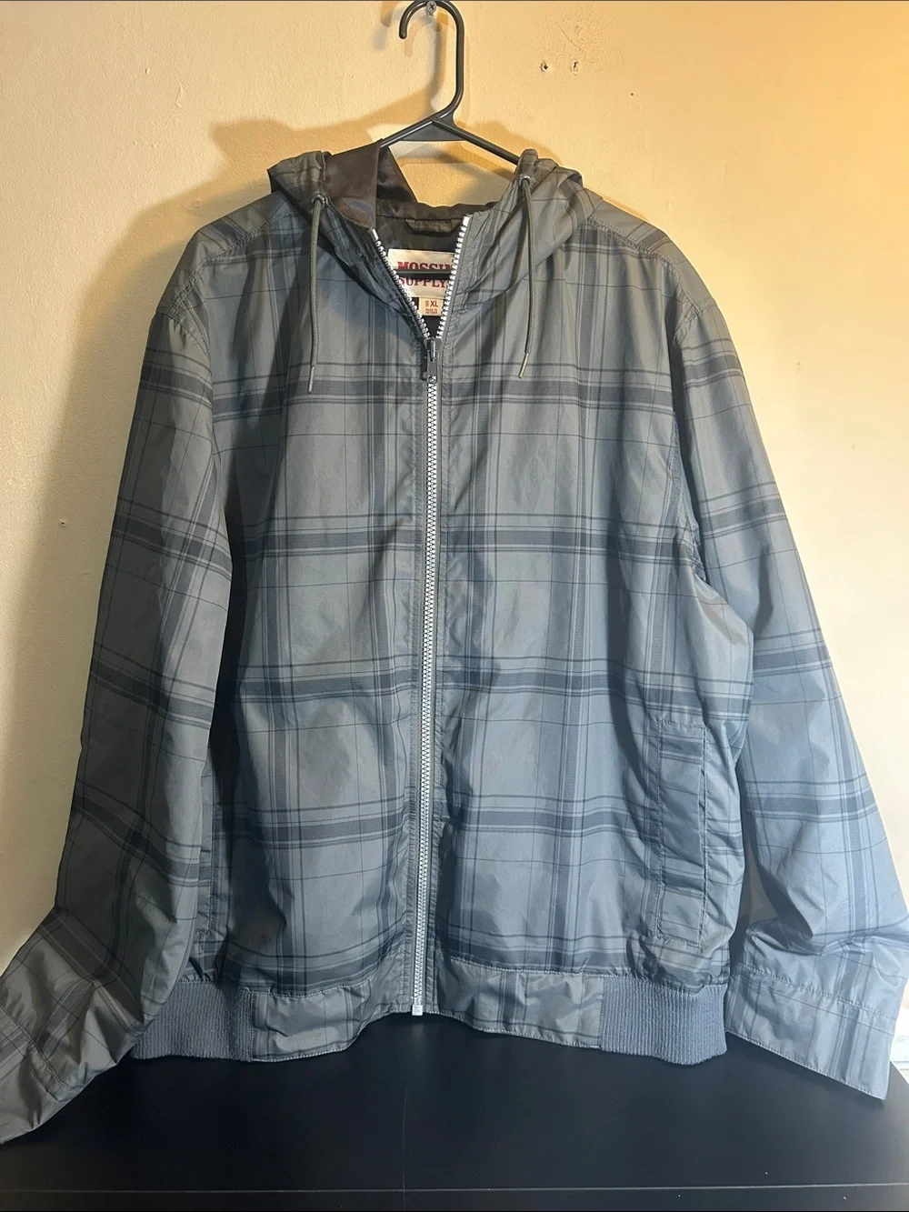 Men's Light Gray Plaid Hooded Zip Jacket Mens Size XL.